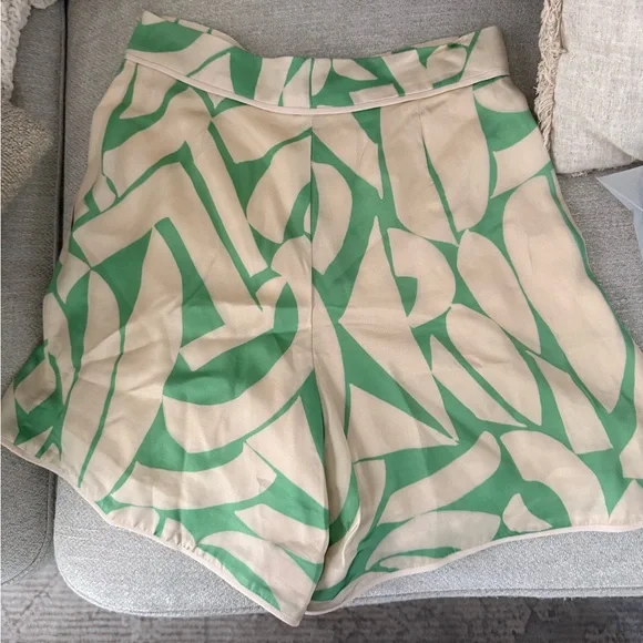 Alexis high waisted satin shorts printed cream and green - Picture 2 of 2